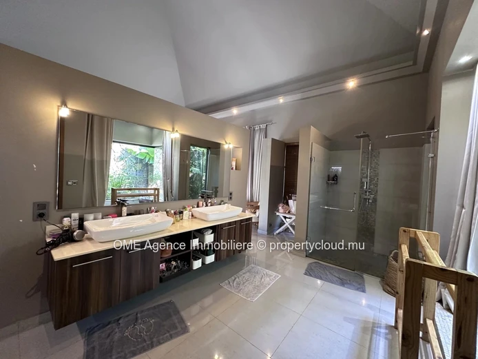 GRAND BAIE - Villa de haut standing entouree de nature - 5 chambres