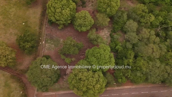 Terrain plat avec vue montagne dans un environnement naturel privilégié