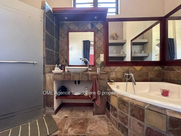 Bright and Spacious Home with Pool – Morcellement Les Multipliants