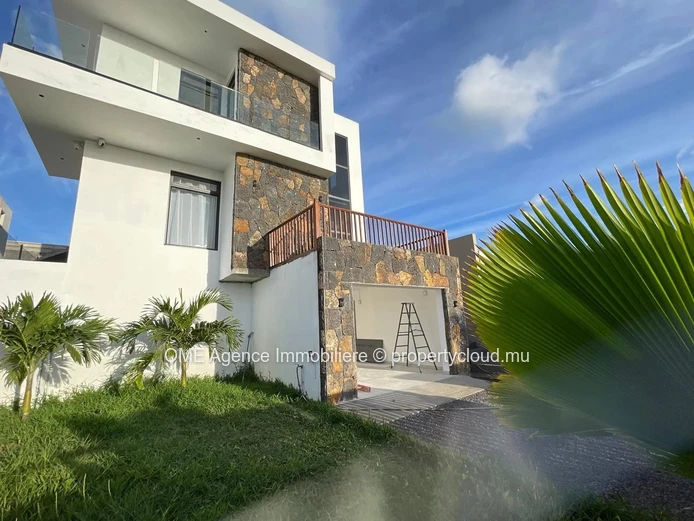 Maison neuve avec piscine et vue dégagée – 3 chambres | Albion