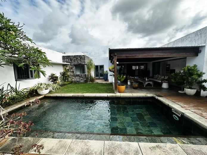Propriété de caractère avec deux maisons indépendantes, piscine et jardin paysager