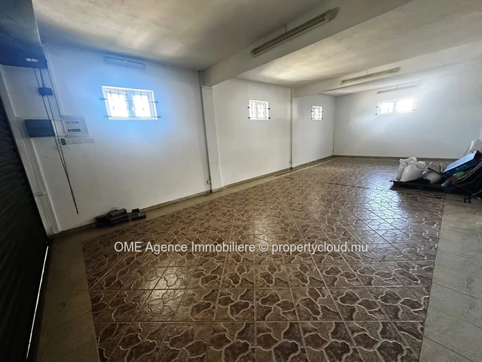 Local commercial avec espace de stockage et parkings – Emplacement stratégique
