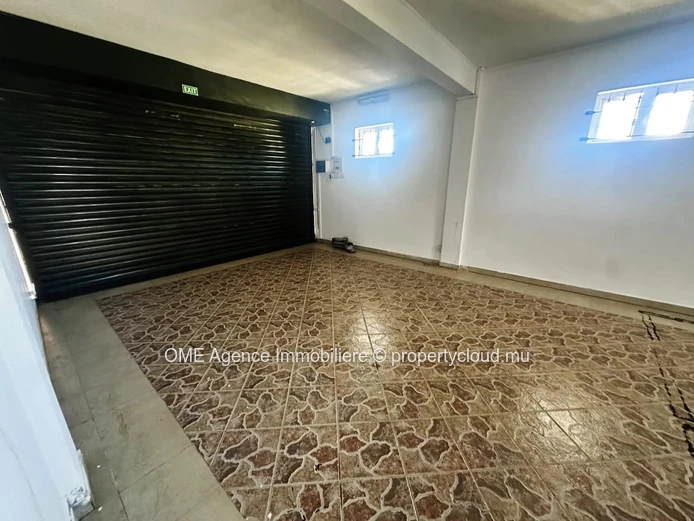 Local commercial avec espace de stockage et parkings – Emplacement stratégique